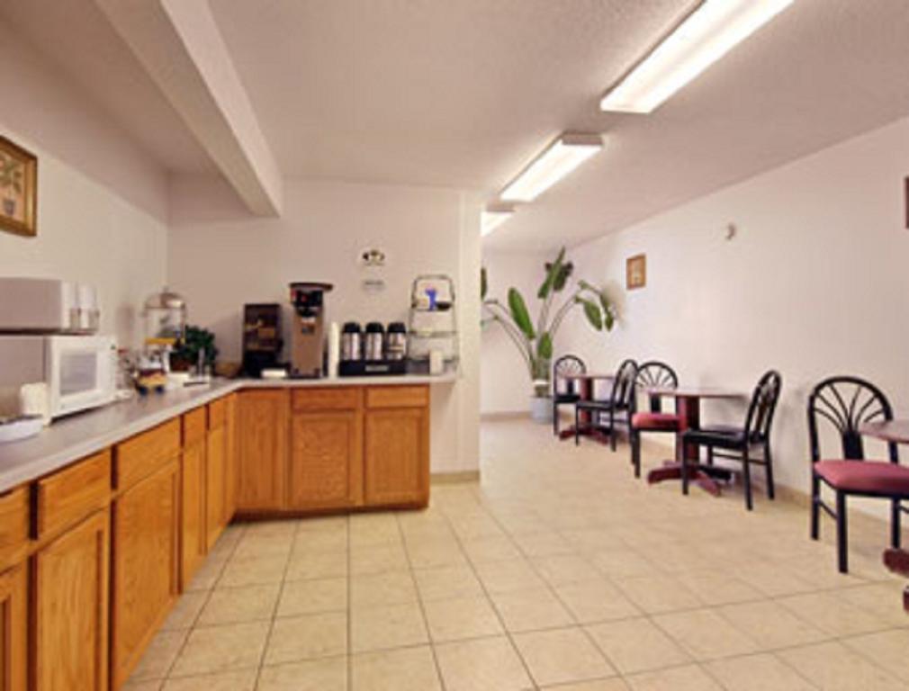 Super 8 By Wyndham Osceola Ia Motel Bagian luar foto